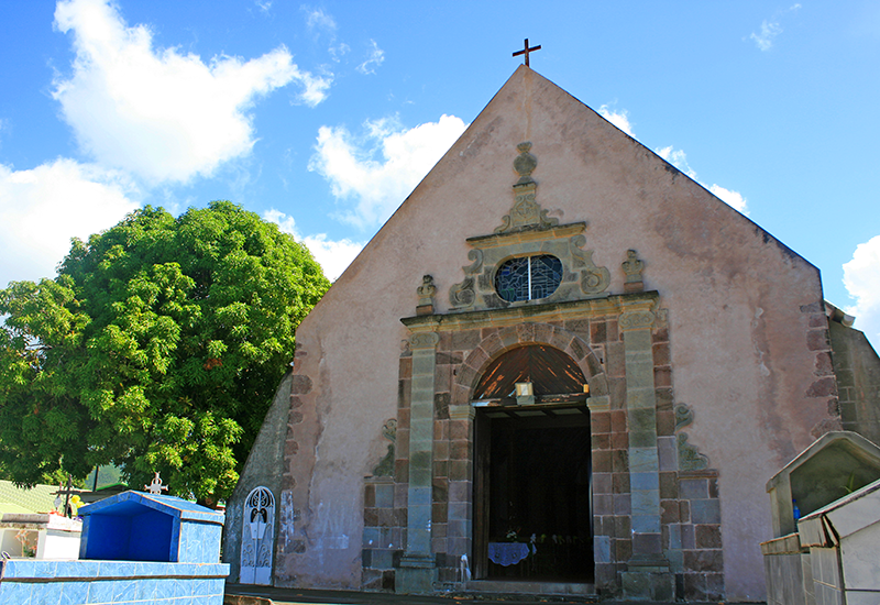 Guadeloupe, Vieux-Habitants, église Saint-Joseph. Porche en roche volcanique classé monument historique depuis 1975